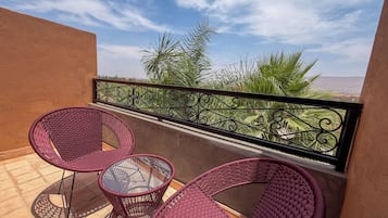 Suite junior, balcón, vista al jardín | Balcón