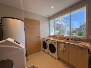 Dusche, Haartrockner, Toilettenpapier