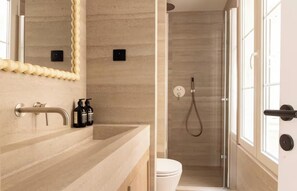 Douche, sèche-cheveux, serviettes fournies, savon