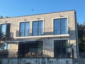 Luksushuvila, patio, merinäköala | Ulkopuoli