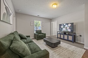 Living area - Fantasy Stay at University Park (Lillington)