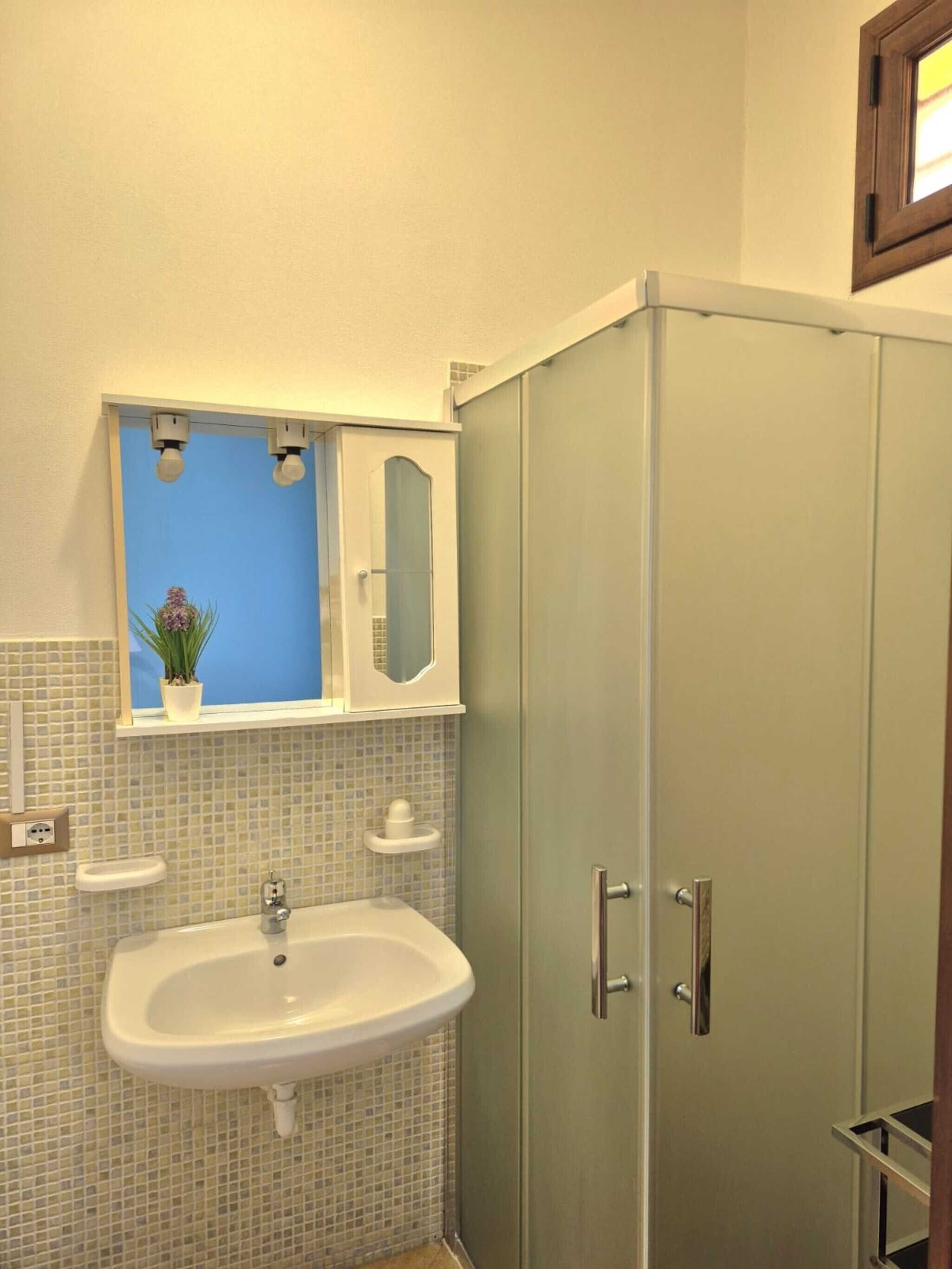 Douche, sèche-cheveux, serviettes fournies