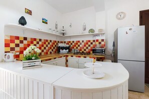 Private kitchen - Room 'Demetra Malophoros - 13' with Shared Terrace, Wi-Fi and Air Conditioning (Marinella)