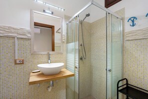 Shower, hair dryer, towels - Room 'Demetra Malophoros - 13' with Shared Terrace, Wi-Fi and Air Conditioning (Marinella)