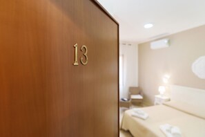 WiFi, bed sheets - Room 'Demetra Malophoros - 13' with Shared Terrace, Wi-Fi and Air Conditioning (Marinella)