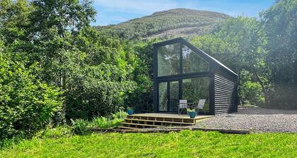Glass Spa Lodge with Jacuzzi bath. Pet friendly