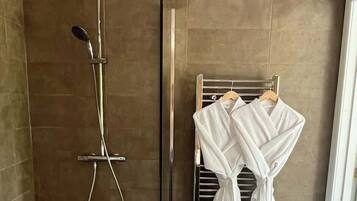 Dusche, Haartrockner, Shampoo
