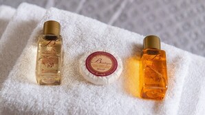 Three toiletry bottles on a white towel. - Lovely 1-bedroom apartment with AC in vibrant Roma (Roma)