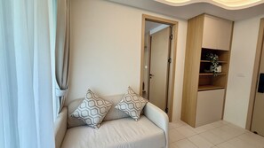 Smart TV - All You Need in Kamala | Rooftop Pool + Gym + Shuttle A613 (Tambon Kamala)