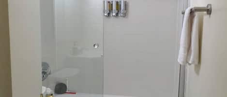 Een douche, shampoo