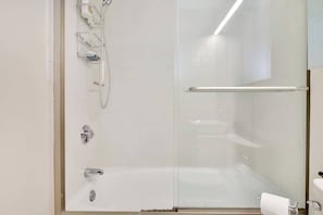 Shower, hair dryer, towels, shampoo - Harvard Square Home in Heart of Cambridge! (Cambridge)
