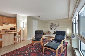 Eine moderne Wohnung mit Küche, Essbereich und Sitzgelegenheiten.