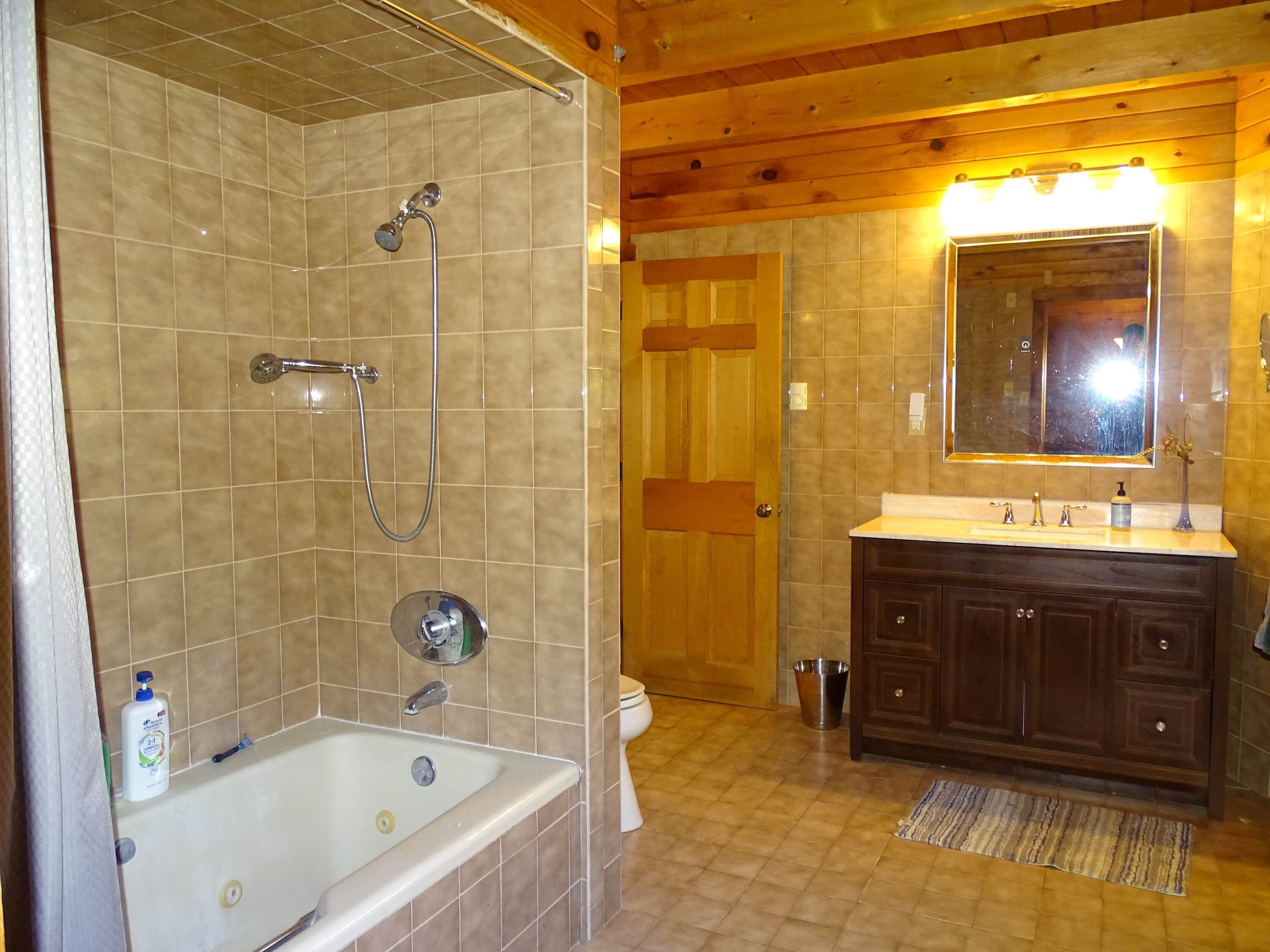Shower, towels, shampoo