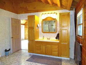 Een douche, handdoeken, shampoo