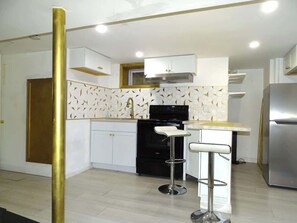 Frigorifero, microonde, forno, piano cottura