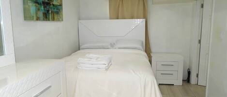 Tabla de planchar con plancha, wifi y ropa de cama