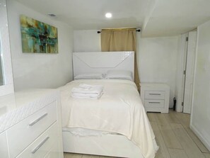 Iron/ironing board, WiFi, bed sheets - Cozy 1 Bed Apt in Randolph (Randolph)