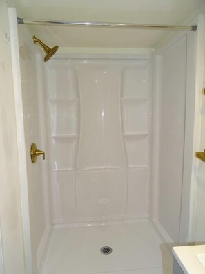 Shower, towels, shampoo - Cozy 1 Bed Apt in Randolph (Randolph)