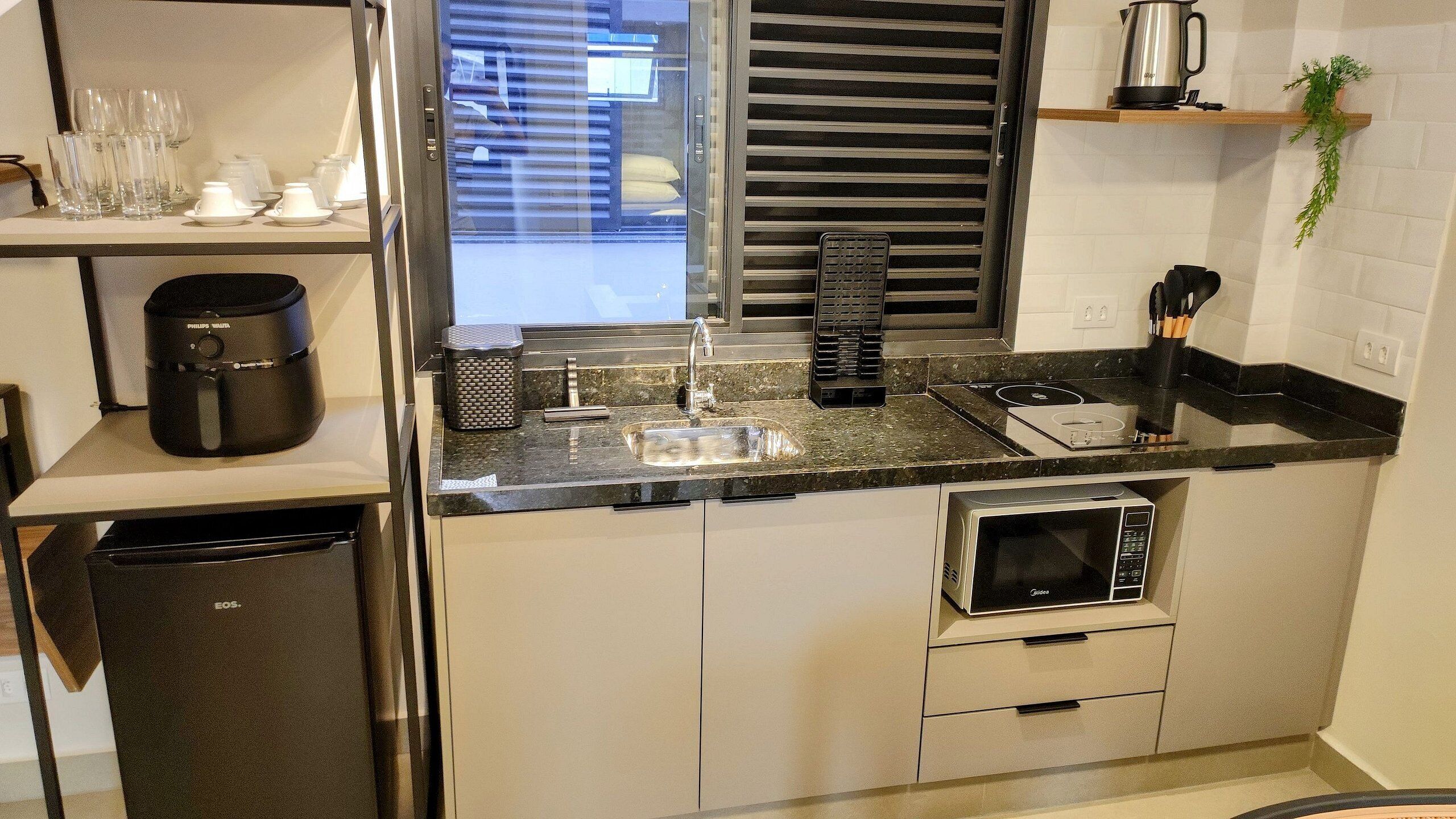 Family Studio | Private kitchen | Mini-fridge, microwave, stovetop, cookware/dishes/utensils