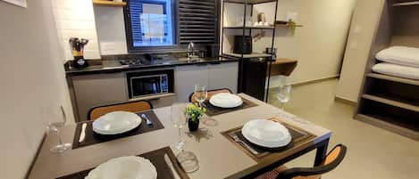 Une cuisine moderne avec un coin repas aménagé pour quatre personnes.