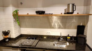 Frigobar, microondas, placa de cocina, utensilios de cocina