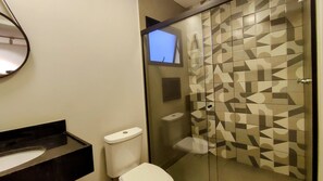 Studio | Bathroom | Hair dryer, towels, soap, toilet paper - Airport Residence (Guarulhos)