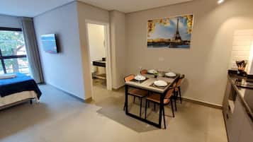 Family Studio, Courtyard View | Dining