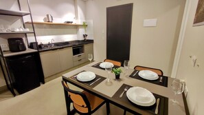 Studio | Private kitchen | Mini-fridge, microwave, stovetop, cookware/dishes/utensils - Airport Residence (Guarulhos)