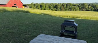 Charming 2-bedroom farmhouse in serene Lewisburg
