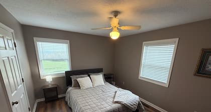 Charming 2-bedroom farmhouse in serene Lewisburg