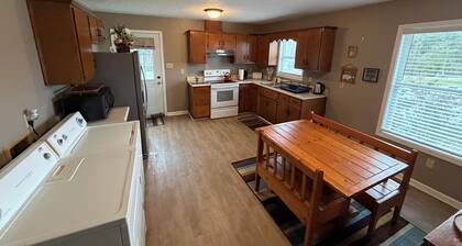 Charming 2-bedroom farmhouse in serene Lewisburg