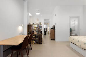 Tabla de planchar con plancha, wifi y ropa de cama 