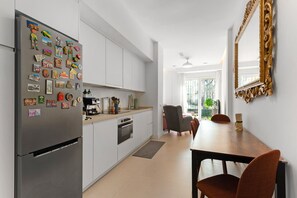 Fridge, microwave, oven, stovetop - Holiday Home 'La Casa Del Pan' with Balcony and Wi-Fi (Málaga)