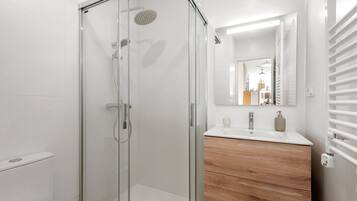 Shower, hair dryer, towels