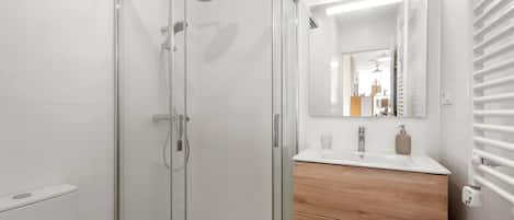 Dusche, Haartrockner, Handtücher