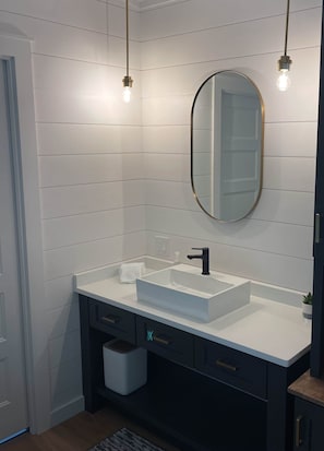 Een douche, een haardroger, handdoeken