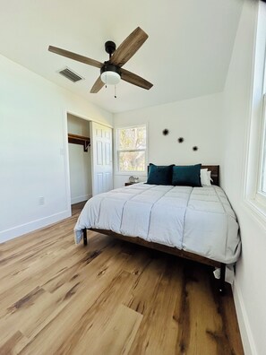 2 habitaciones, tabla de planchar con plancha, wifi y ropa de cama 