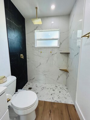 Secadora de cabello, toallas, jabón, papel de baño 