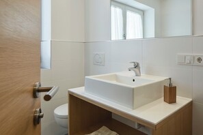 Shower, hair dryer, towels, soap - Idyllic time-out with an organic pool surrounded by green nature (Naturns)