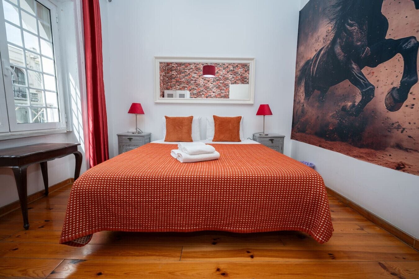 Escritorio, tabla de planchar con plancha, wifi gratis y ropa de cama 