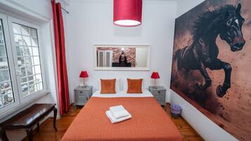 Escritorio, tabla de planchar con plancha, wifi gratis y ropa de cama