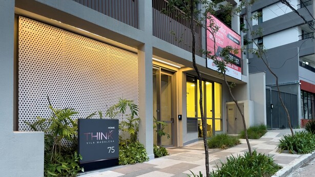 A modern building with a sign indicating 'THINK VILA MADALENA 75'. - Think Home Vila Madalena (São Paulo)