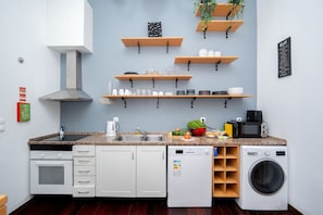 Wasserkocher mit Kaffee-/Teezubehör, Kühlschrank, Mikrowelle, Ofen