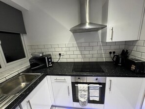 Signature Apartment, City View | Private kitchen | Mini-fridge, stovetop, cookware/dishes/utensils - Aspire Home Estate (Huddersfield)