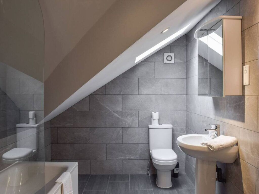 Appartement Élite, vue ville | Salle de bain | Serviettes fournies
