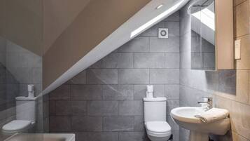 Appartement Ălite, vue ville | Salle de bain | Serviettes fournies