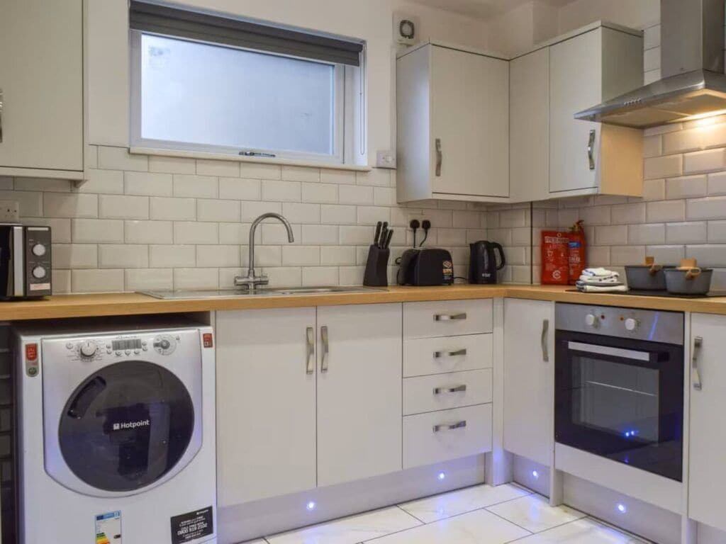 Luxury Apartment, City View | Dapur peribadi | Peti sejuk mini, dapur, alat memasak/pinggan mangkuk/perkakas dapur 