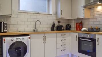 Luxury Apartment, City View | Dapur peribadi | Peti sejuk mini, dapur, alat memasak/pinggan mangkuk/perkakas dapur