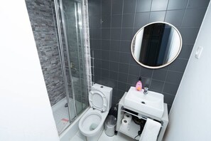 Hair dryer, towels, soap - Spacious Two-Level Studio Apartment in Prime Lisbon Location (Lisbon)