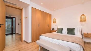 In-room safe, free WiFi, bed sheets